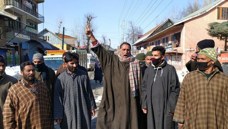 Residents of Dooru Anantnag Stage Protest against shortage of Drinking Water Supply