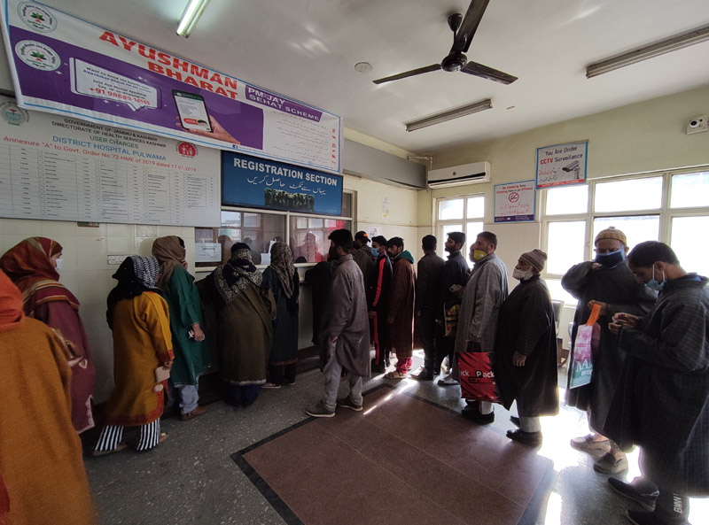 Stunning! Attendants sneakers being stolen outdoors Srinagar hospital ward