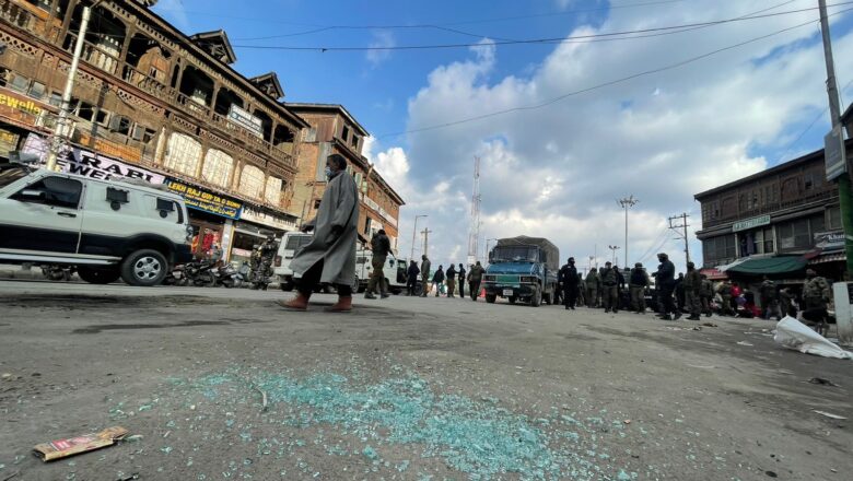 Militants hurl grenade at security forces in Shopian