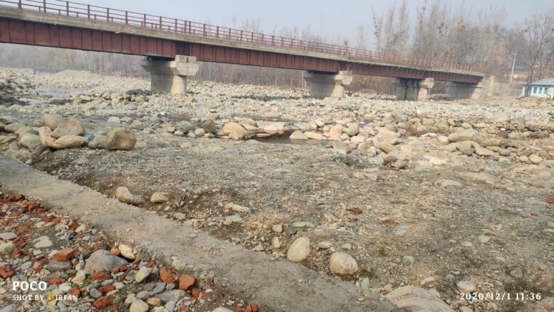 Tangath bridge in Bandipora continues to remain incomplete; locals suffer