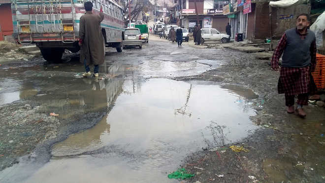 Downtown Srinagar traders concerned as poor roads deter customers ahead of Eid