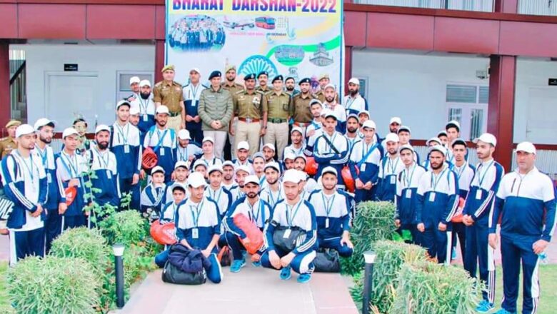 SSP Kulgam Flags Off group of Students of Kulgam District For Bharat Darshan Tour-2022 (2nd Edition)