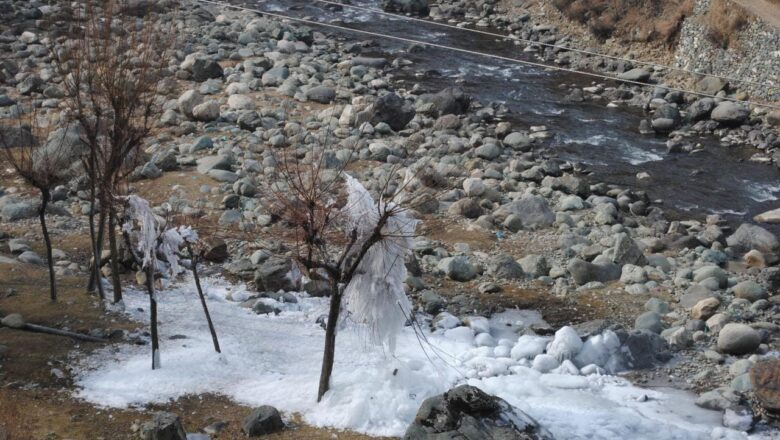 Kashmir freezes under intense cold, No change in weather till January 22