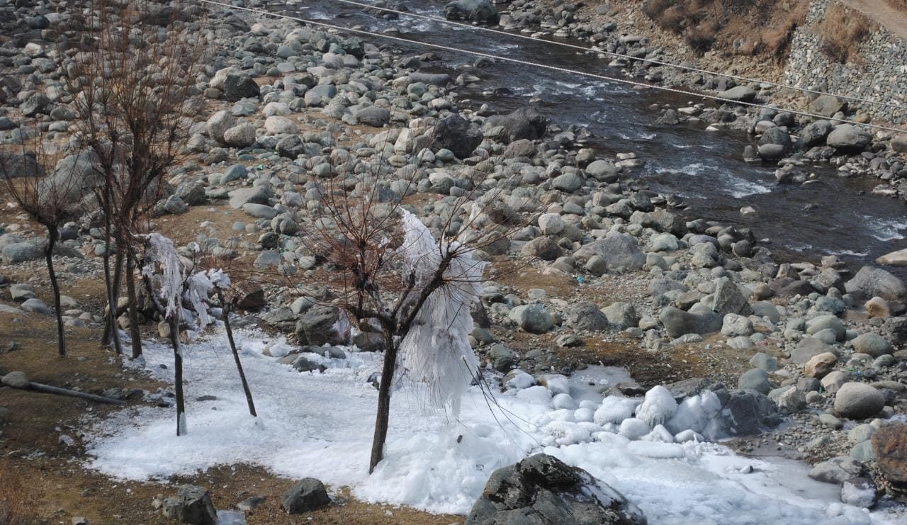 Kashmir freezes below intense chilly, No change in climate until January 22