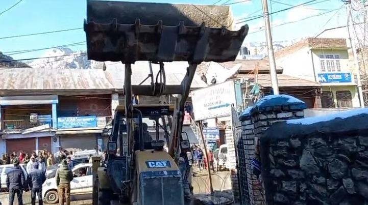 Video: Amid shutdown and protests, 61 shops sealed during state land eviction drive at Banihal