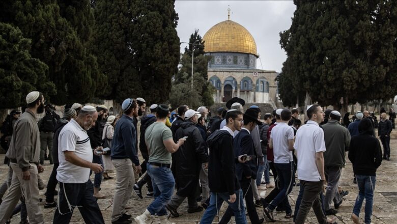 Israeli settlers storm into Al Aqsa mosque in Jerusalem