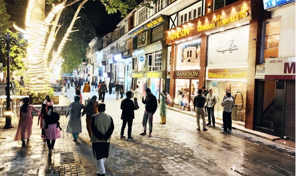 Srinagar up to earn 'Smart City' status; J&K LG Sinha inaugurates Polo View  Market