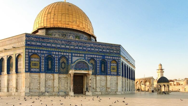 Israeli forces shut down Al-Aqsa Mosque for the Muslim worshippers