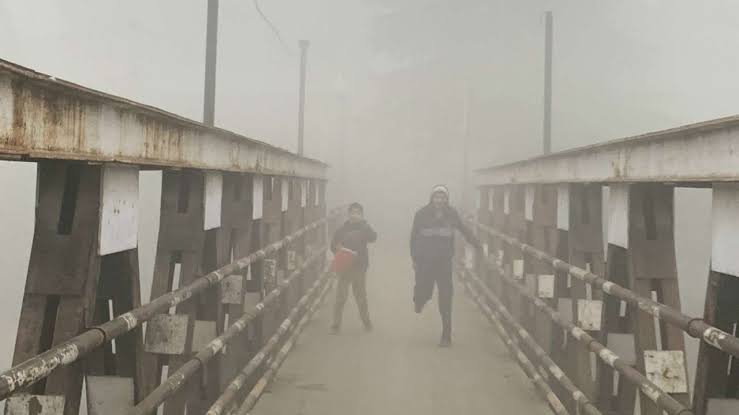 Tough time for school-going children as dense fog envelops Kashmir in morning hours
