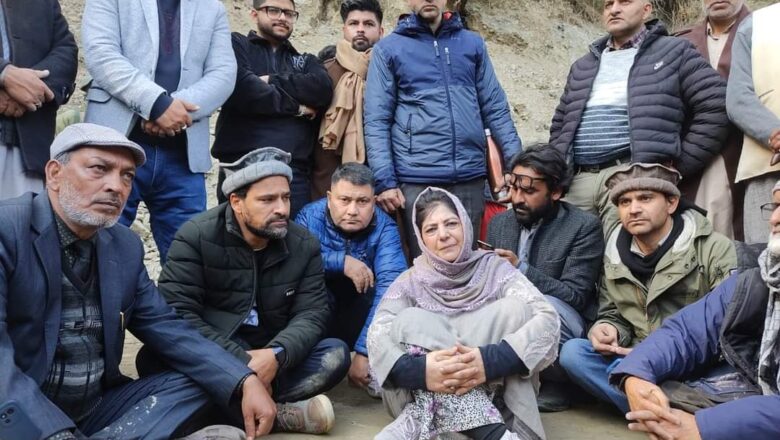 Mehbooba Mufti protests on highway after denied entry to Poonch