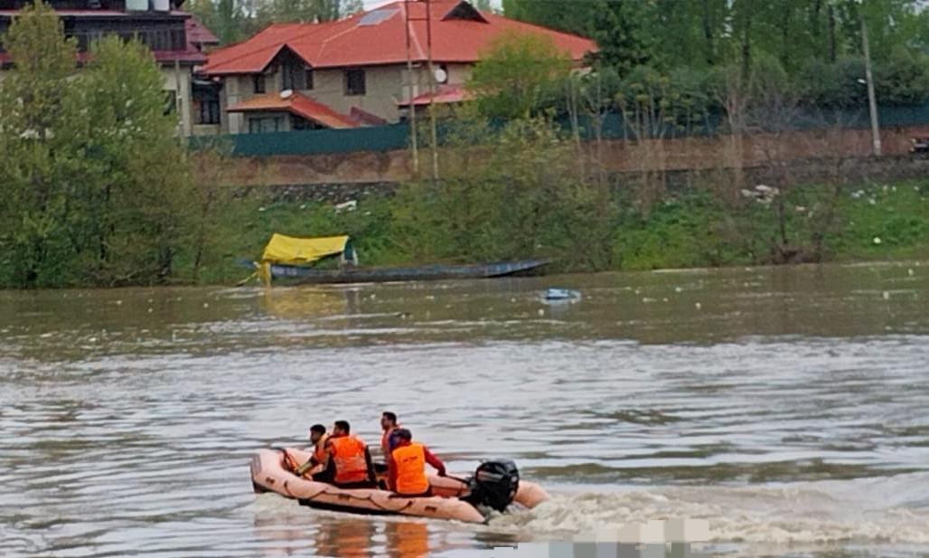 Three college students die as a ship capsizes in Srinagar