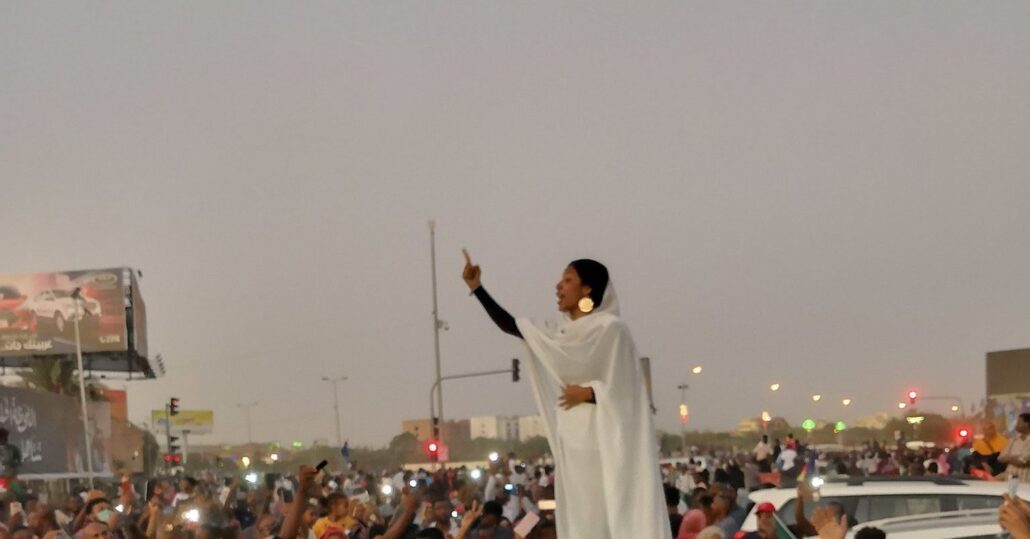 22-year-old university student Alaa Salah dripped in a white traditional Sudanese garment known as the “toub”, standing on top of a car amongst a sea of protesters in Khartoum last year during protests.