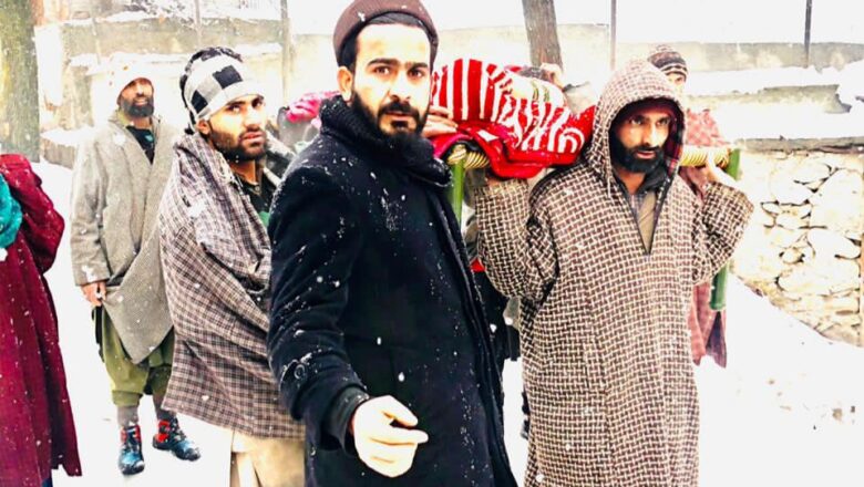 Amid Snowfall, Ganderbal Locals carry Dead Body for Six Kilometres on Shoulders, Patient for 4 Kilometres as Most Areas Remain Cut off