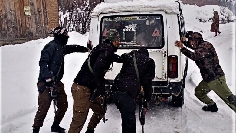 Amid Snow, Police Renders Helping Hands to Needy in Handwara, Evacuates Patients to Hospital in Kulgam