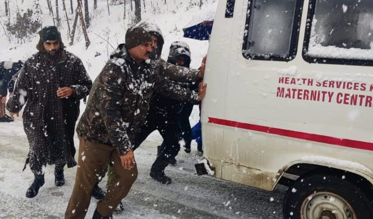 Amid heavy Snowfall, Police official Rescues Ambulance, Saves Precious Life in Ganderbal