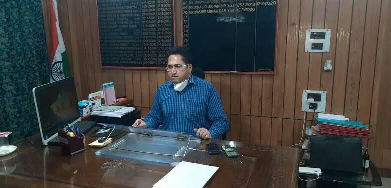 DC Anantnag Visits Various Areas of the District to Monitor Arrangements Amid Heavy Snowfall