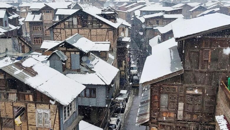 Round the Clock – Heavy Snowfall Disrupts Life Across Kashmir, Avalanche Warning Issued