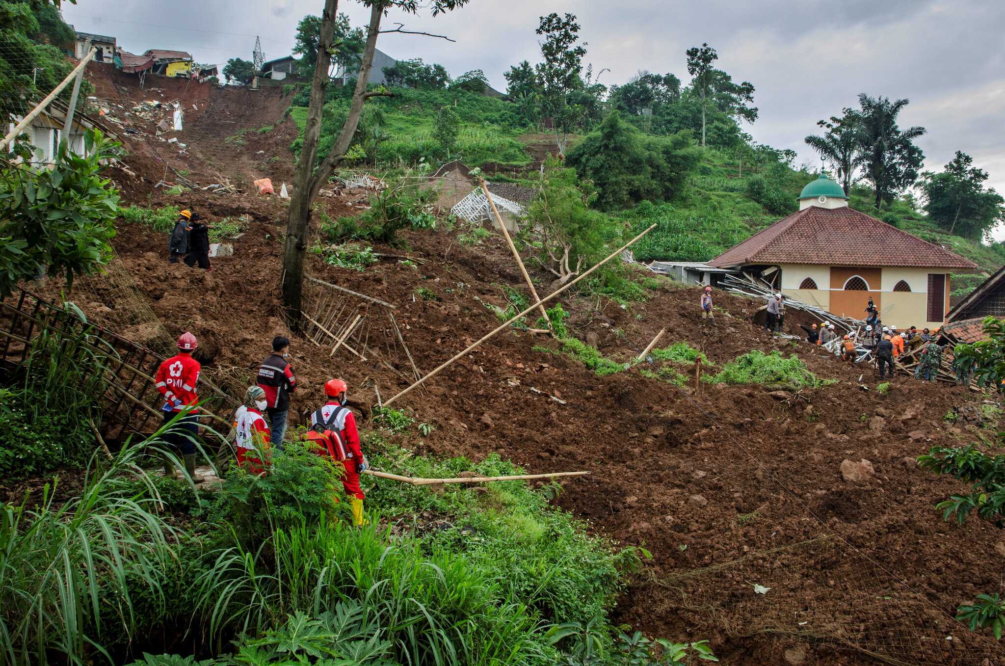 5 Killed And 70 Missing As Landslides Hits Gold Mine In Indonesia - The ...