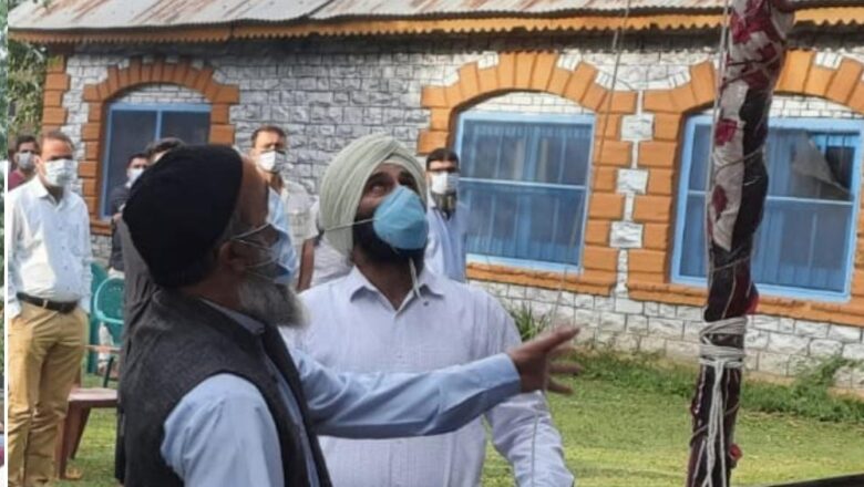 Muzaffar Wani Hoists Tricolour in Tral Higher Secondary School