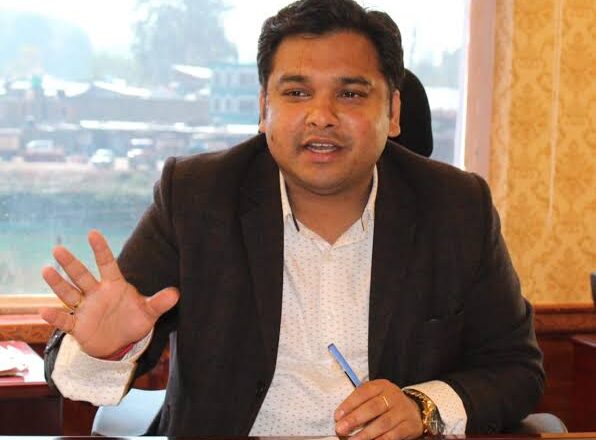 DDC Anantnag Visits Far Flung Areas, Holds Public Darbars at Dandipora, Guridraman