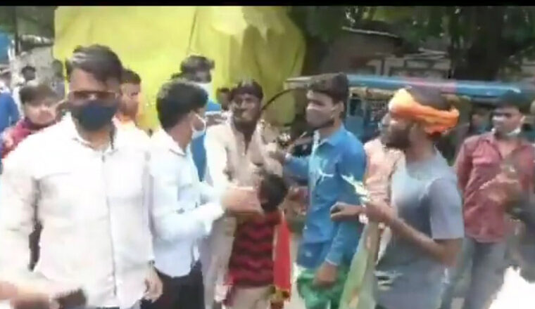 Bajrang Dal Goons Thrash Muslim Rickshaw Driver as Minor Daughter Clings to Him, Force Him to Chant “Jai Shri Ram”