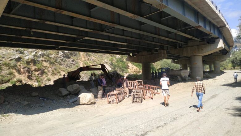 Crack on Flyover Near Qazigund-Banihal Tunnel, Truck Drivers Demand Repair; Say Divergence Leads to Heavy Traffic Jam