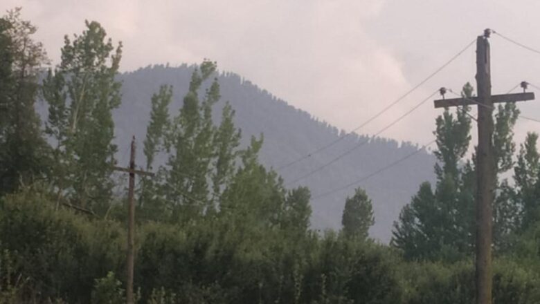 Fiber-Internet Lines on Electric Poles in Kashmir Without Rent/License