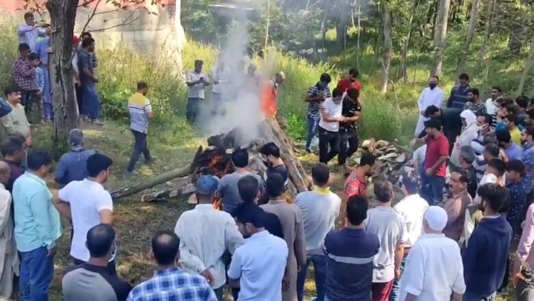 Kulgam locals perform the last rites of deceased Hindu woman
