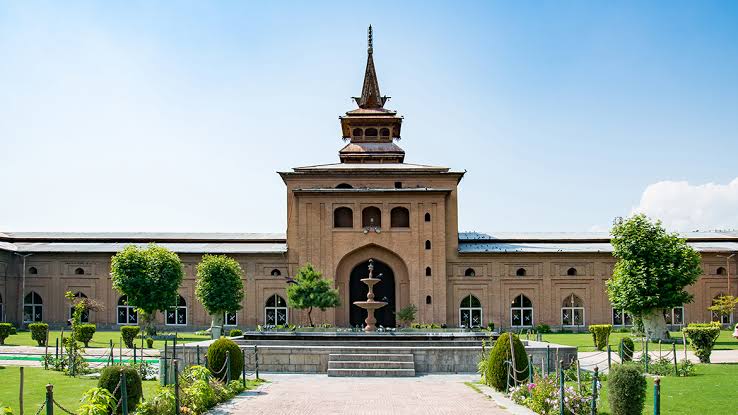 Two prominent Kashmiri clerics under house arrest; Prayers disallowed at Jama Masjid Srinagar for 10th consecutive Friday