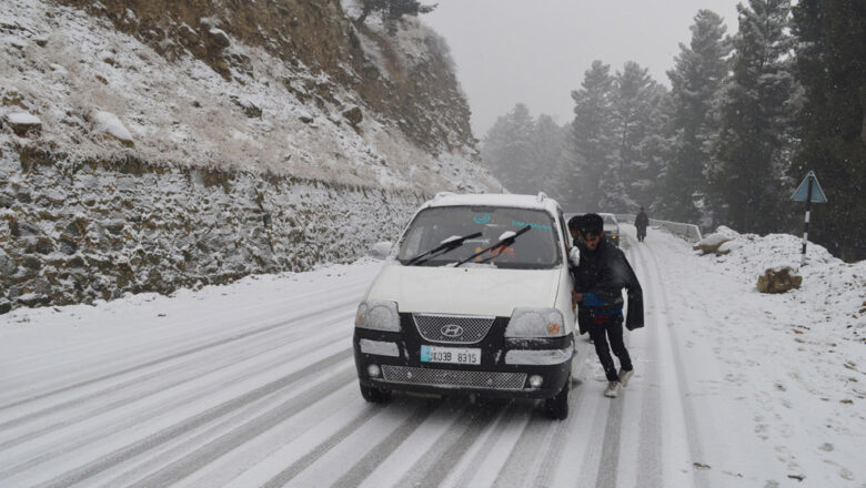 Mughal road reopens after 3 days closure due to  snowfall