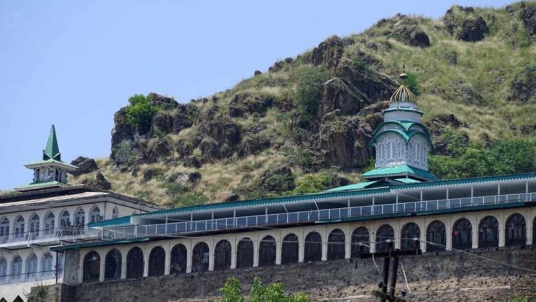 As Admin Shuts Gates of Makhdoom Sahab, Devotees Pray on Stairs of Khanqah in Srinagar