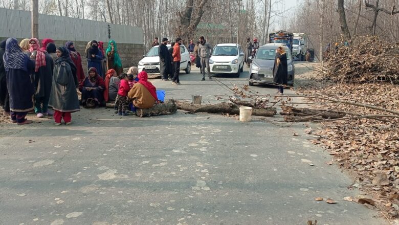 Residents Block Roads in Sangam Area, Demand Restoration of Water Supply