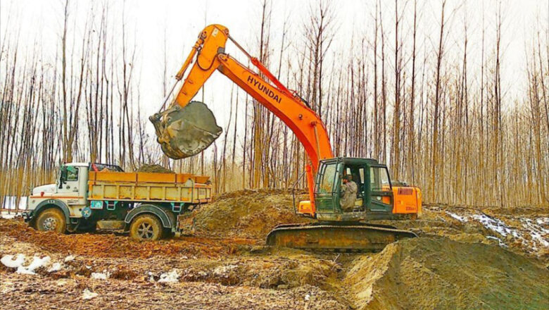 Police books JCB owner for beating Mining employee, illegal extraction of soil in Pampore