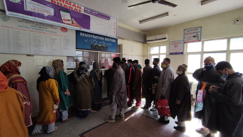 Shocking! Attendants shoes being stolen outside Srinagar hospital ward