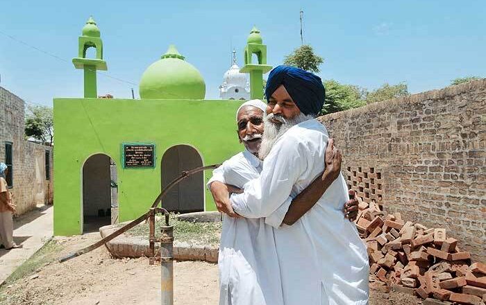 Sikh trader distributes Ramadan package to promote religious harmony