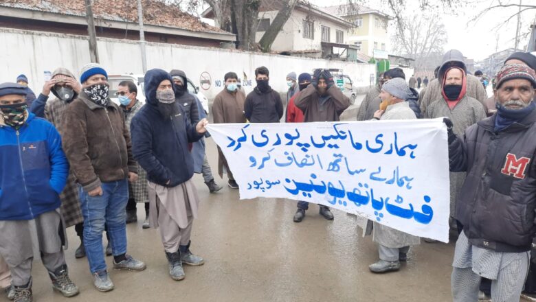 ‘Are the towns only for the rich?’- Disallowed to operate, Sopore road side vendors stage protest