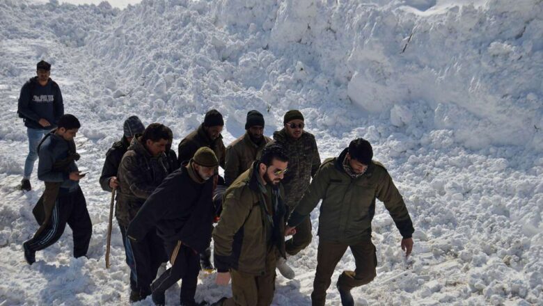 Amid heavy snowfall, Police recovers ailing person in Ganderbal