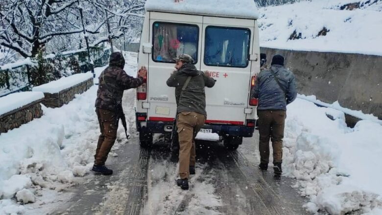 Amid Heavy Snowfall, Ganderbal Police provides helping hand to General Public