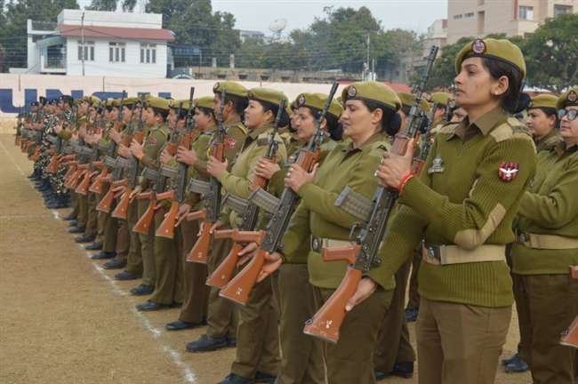 Srinagar police deploys women’s safety squad at Parraypora