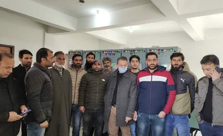 DDC Larkipora visits newly commissioned Receiving Station Ara Koshipora