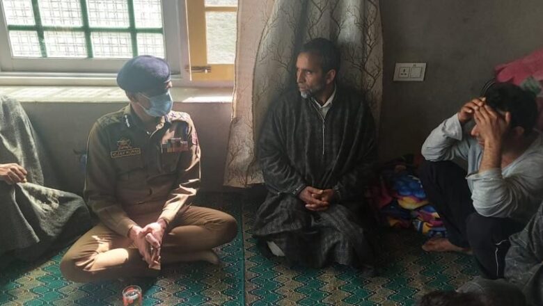 Top police officers visit  Budgam to mourn killing of SPO, his brother