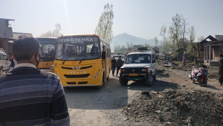 Thajiwara Achabal locals block road, Demand potable water