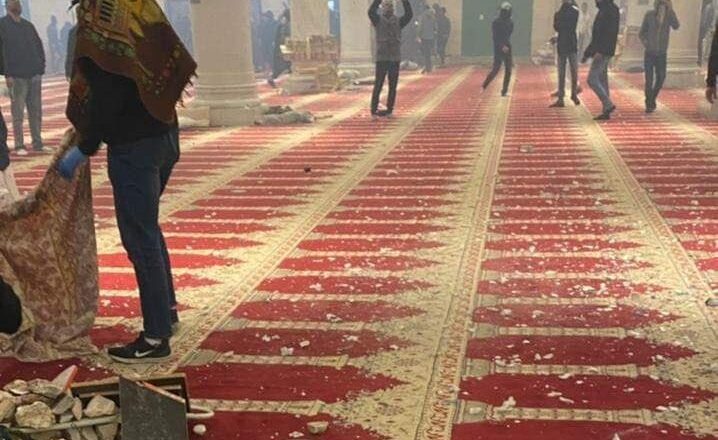 117 Palestinians injured as Israeli forces enter Masjid e Aqsa