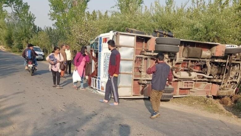 6 tourists injured as mini-bus turns turtle in Anantnag’s Srigufwara area