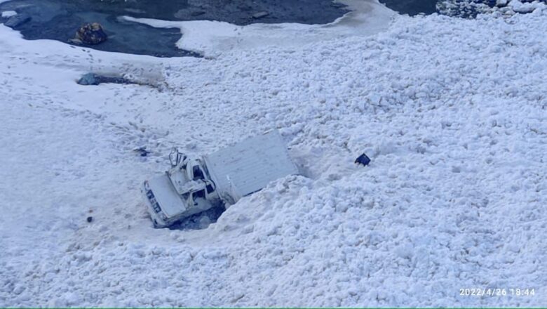 Driver killed as snow avalanche hits vehicle at Shaitan nallah