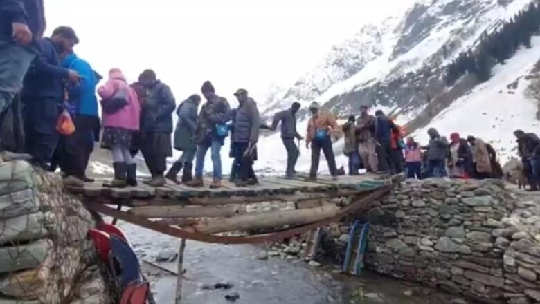 Damaged footbridges at Thajiwas Sonamarg irk locals, Tourists