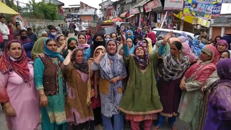 Protesters block road in kulgam to demand investigation into local youth’s alleged murder