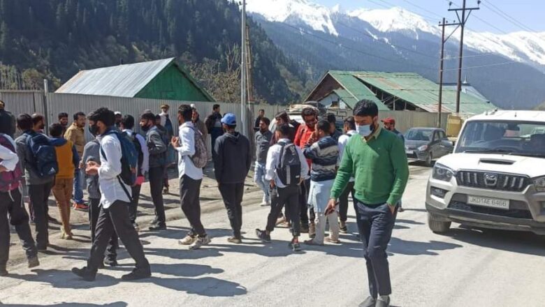 Students block Srinagar-Leh highway over non availability of transport facility