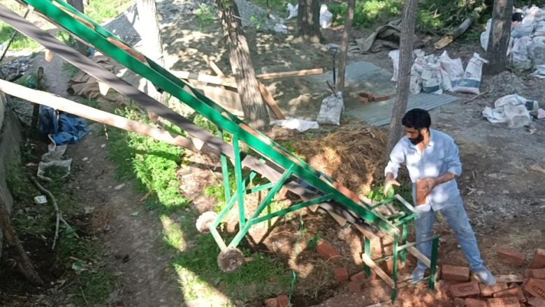 Carpenter in Budgam makes a mechanical brick-lifter