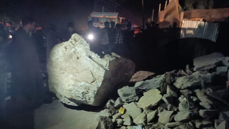 Rockslide blocks Srinagar-Leh highway, six families had a close shave